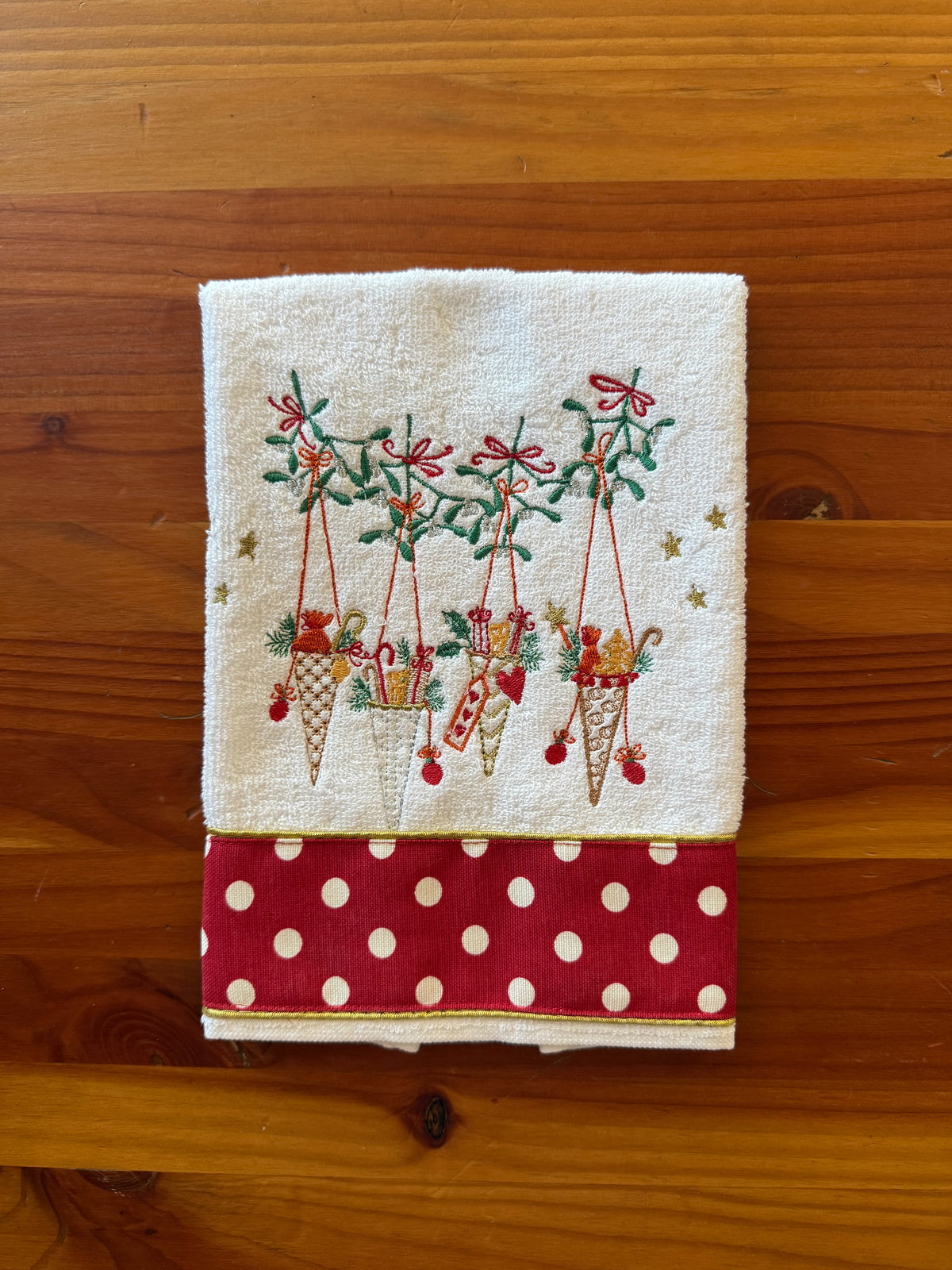 Toalla de Baño Navideña Roja con Puntos Blancos bordado navideño Wawa Stage 14