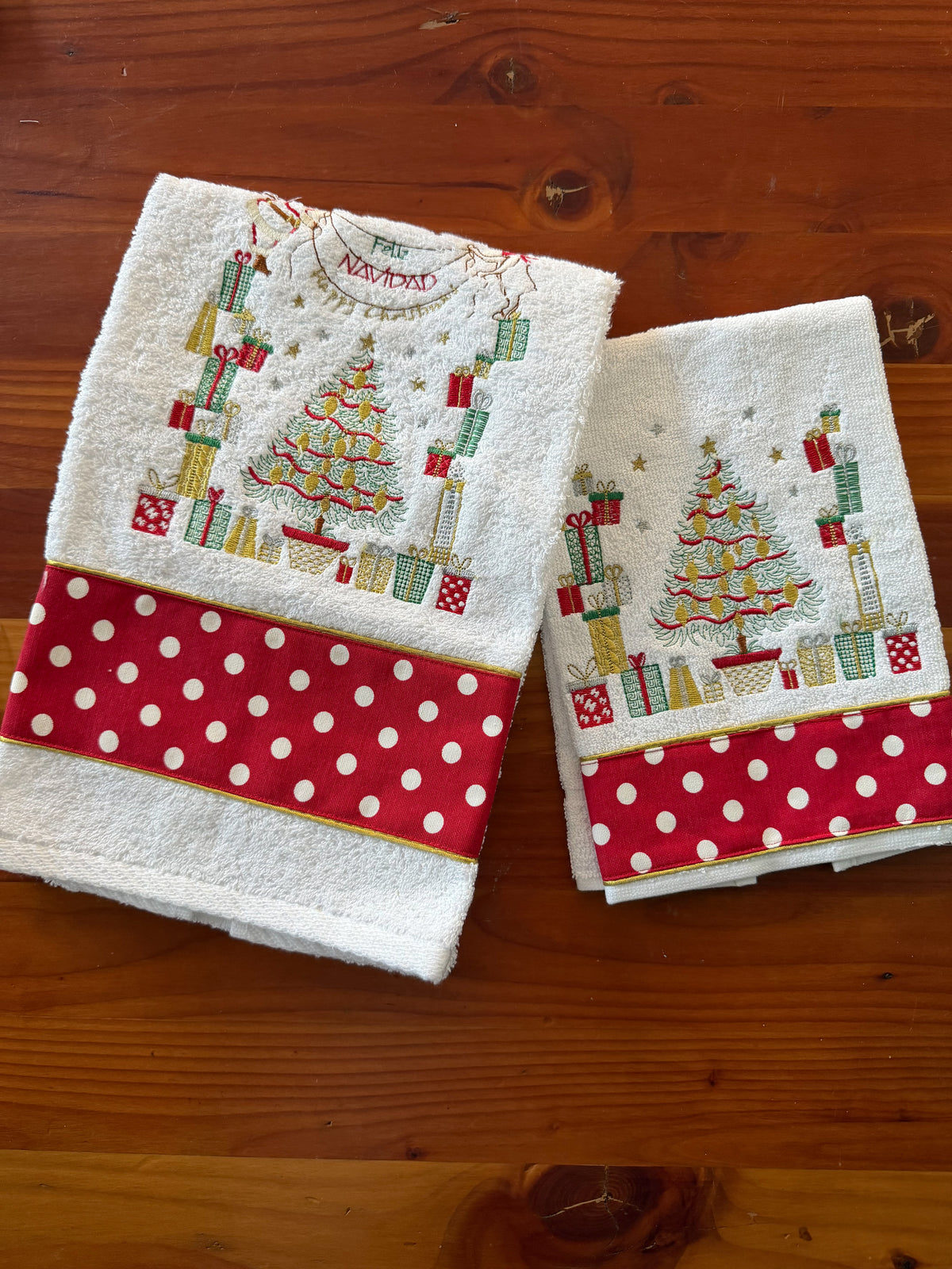 Toalla de Baño Navideña Roja con Puntos Blancos bordado navideño Wawa Stage 11