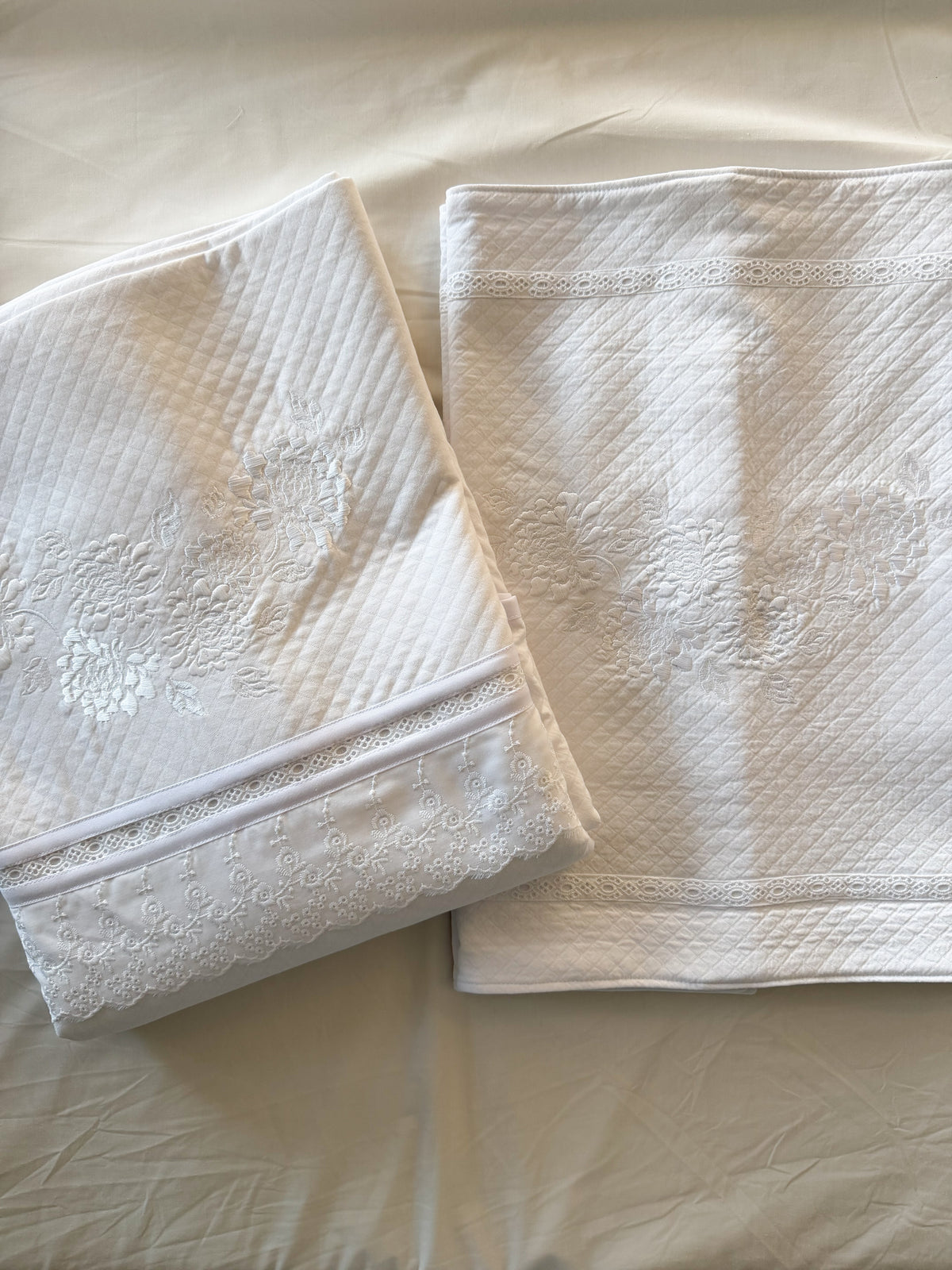 Detalle del bordado Crisantemo en colcha de piqué – Wawa Stage
