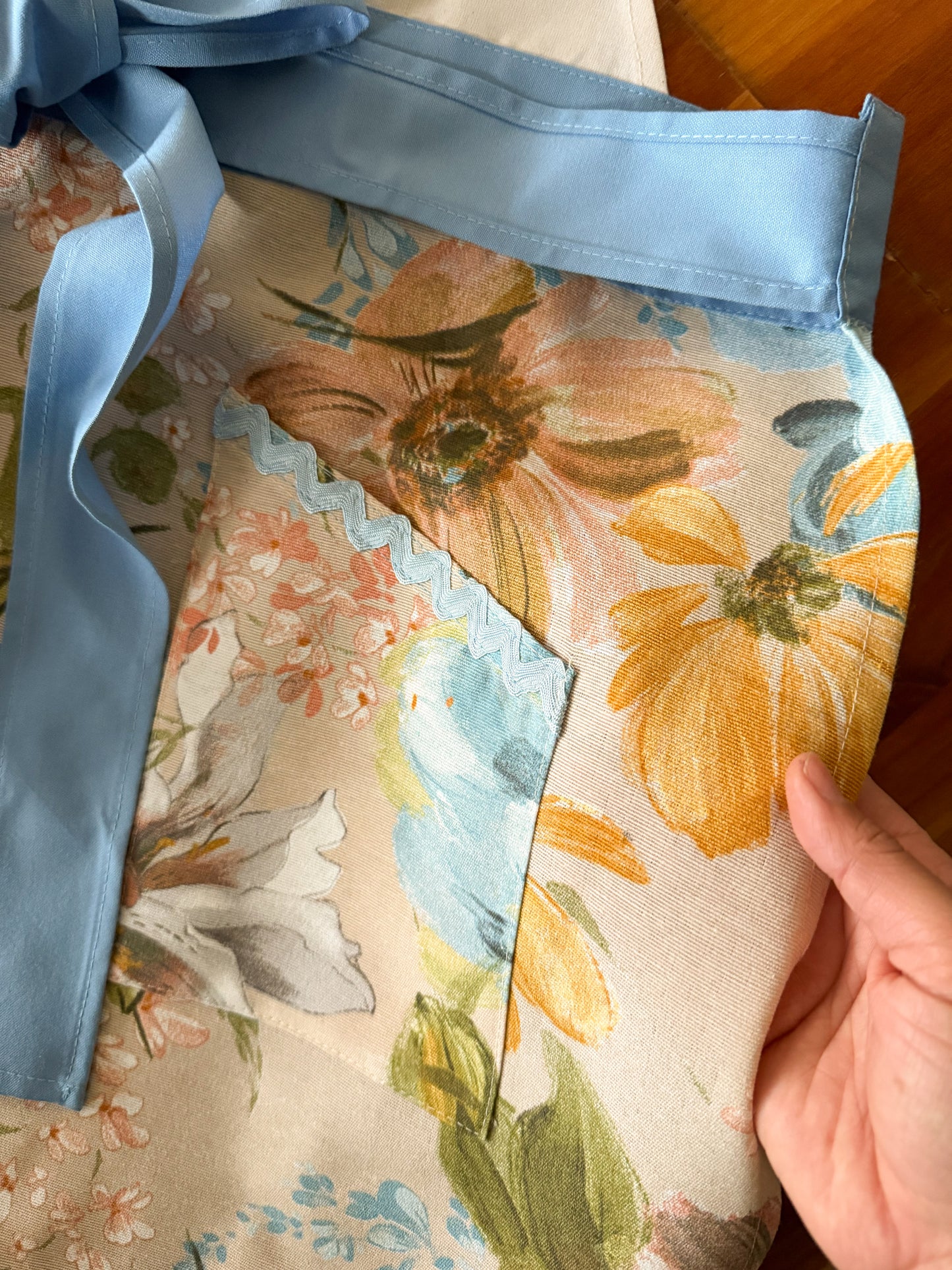 Delantal de cocina Victoria Acuarela Flores Celestes Bordado