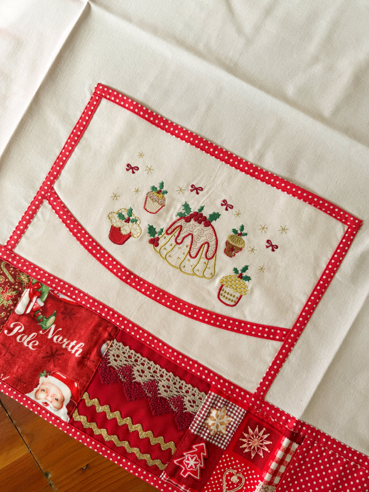 Delantal Navideño Patchwork Rojo bordado navideño Wawa Stage 6
