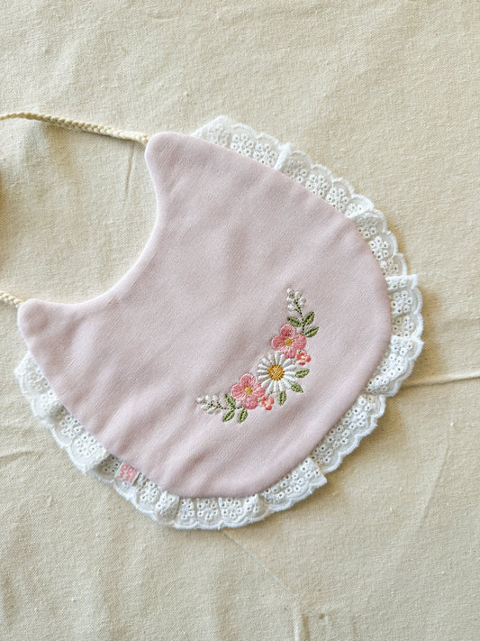 Babero bordado semia aro flores delicadas rosado