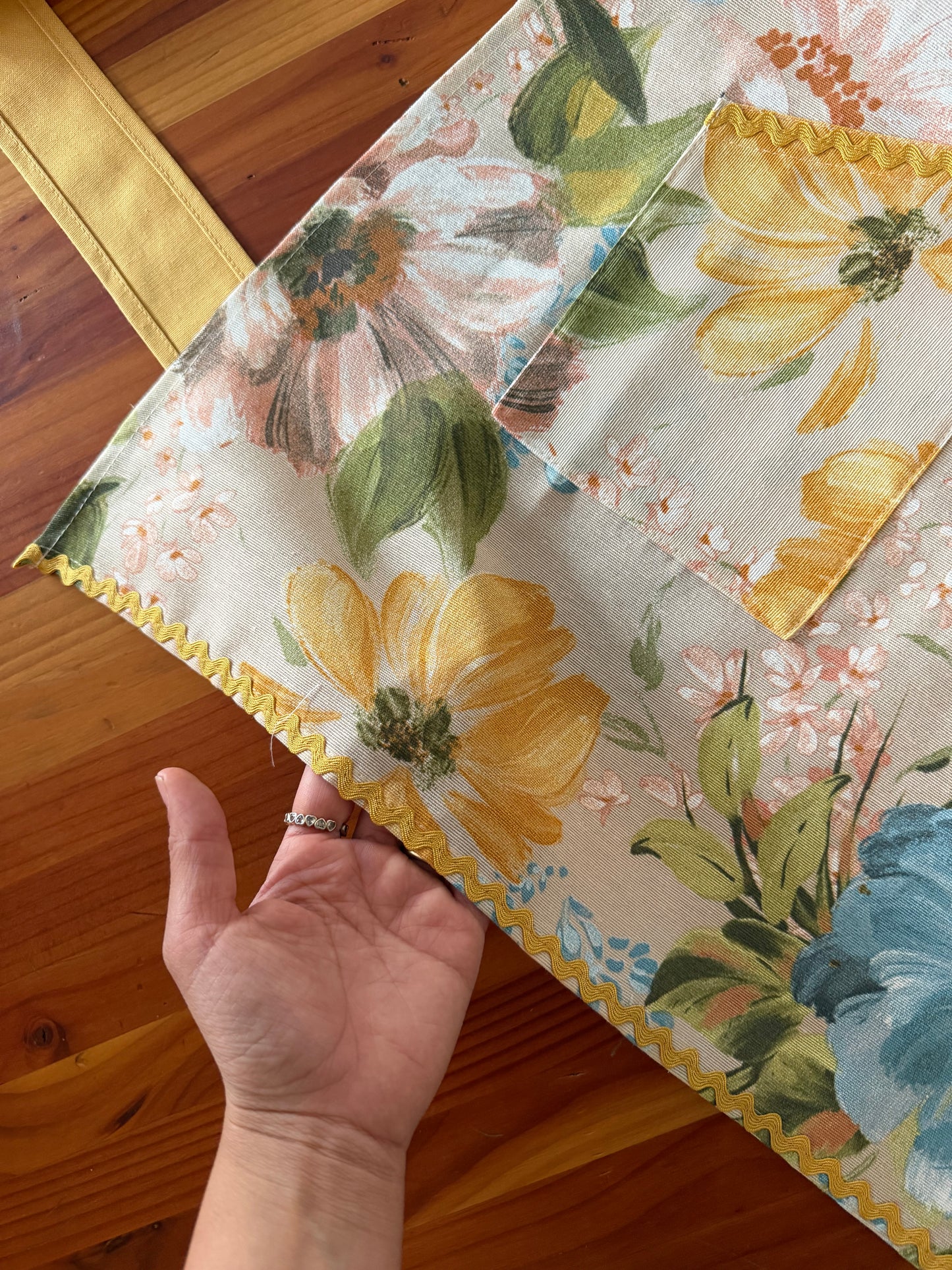 Delantal de cocina Victoria Acuarela Flores Celestes Bordado Mostaza