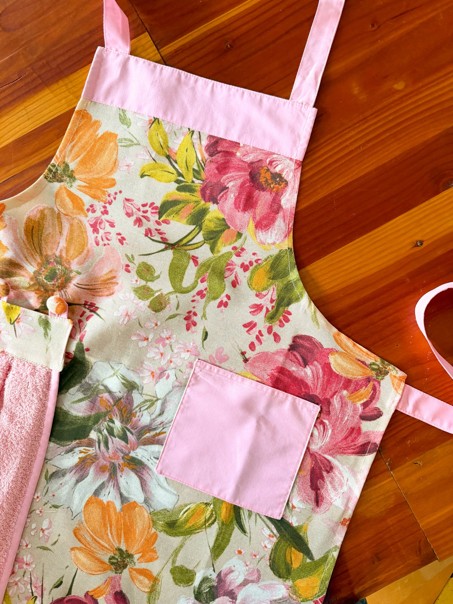 Delantal de Cocina Maison Acuarela Flores Rosadas