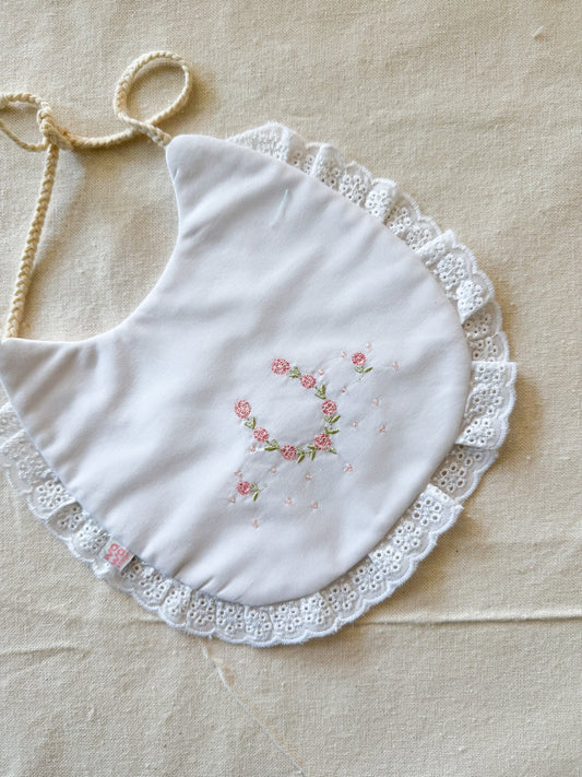 Babero bordado rositas delicadas para bebé