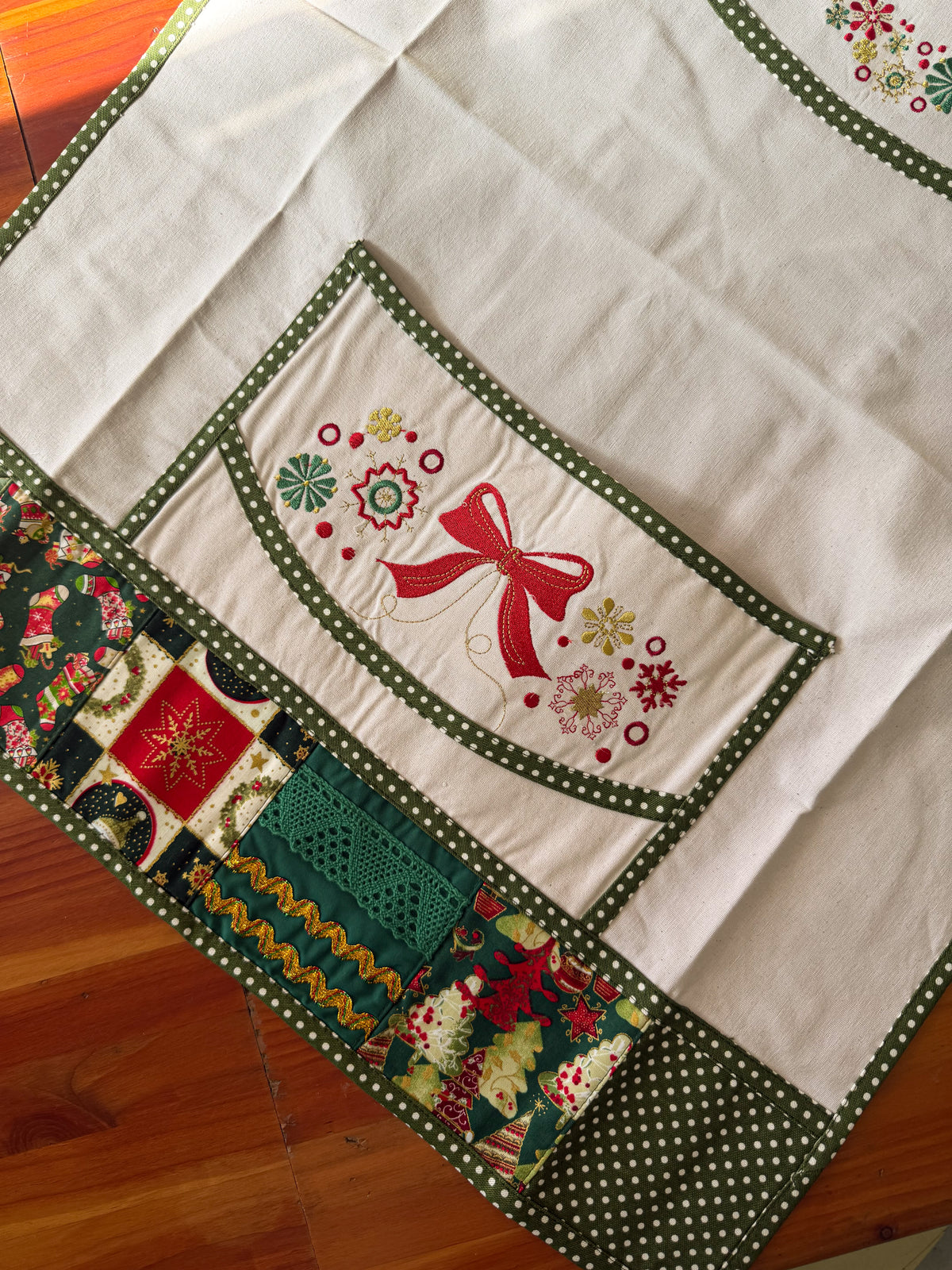 Delantal Navideño Patchwork Verde bordado navideño Wawa Stage 2