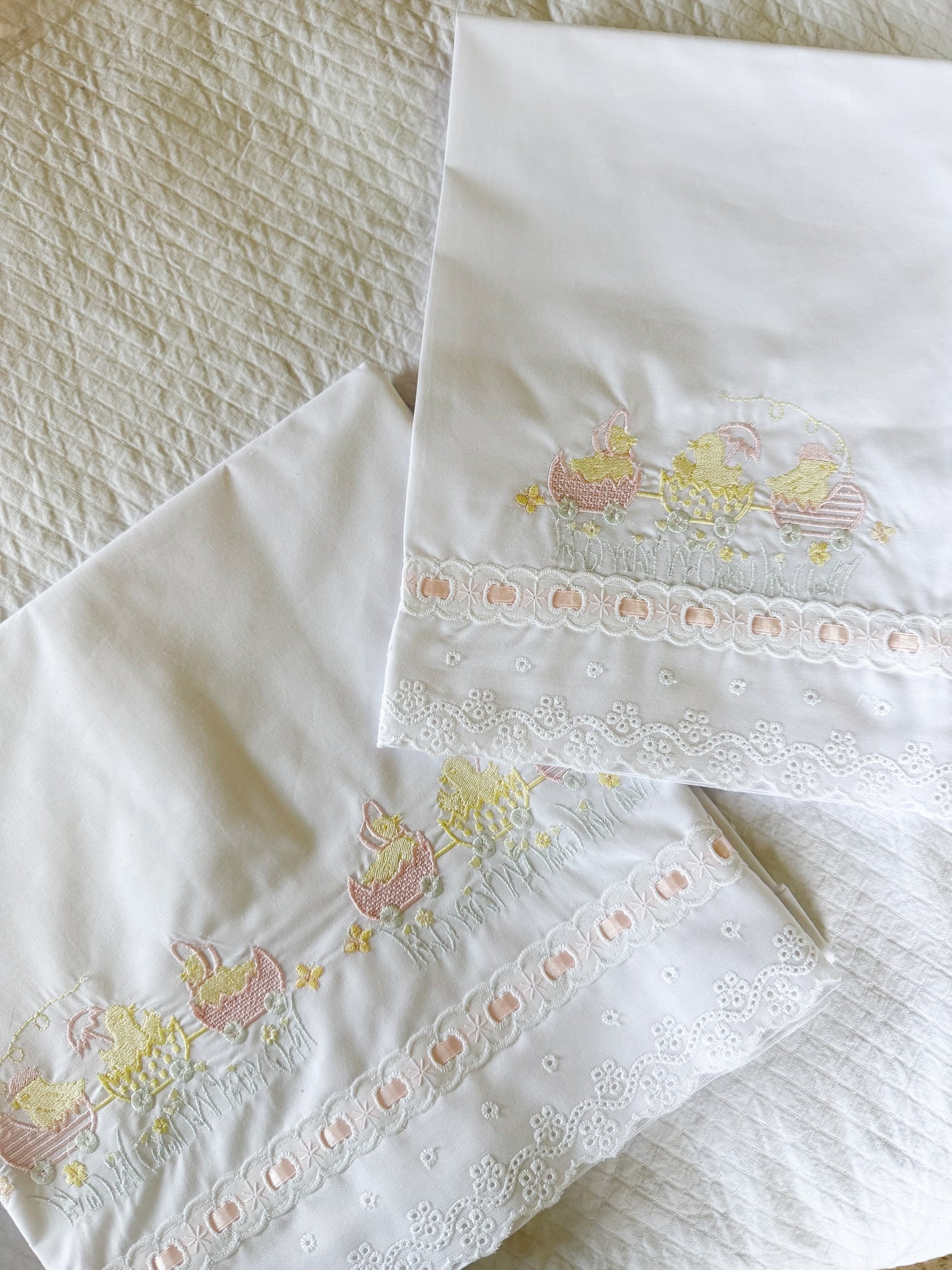 Sábanas bebe bordada pollitos en paseo broderie