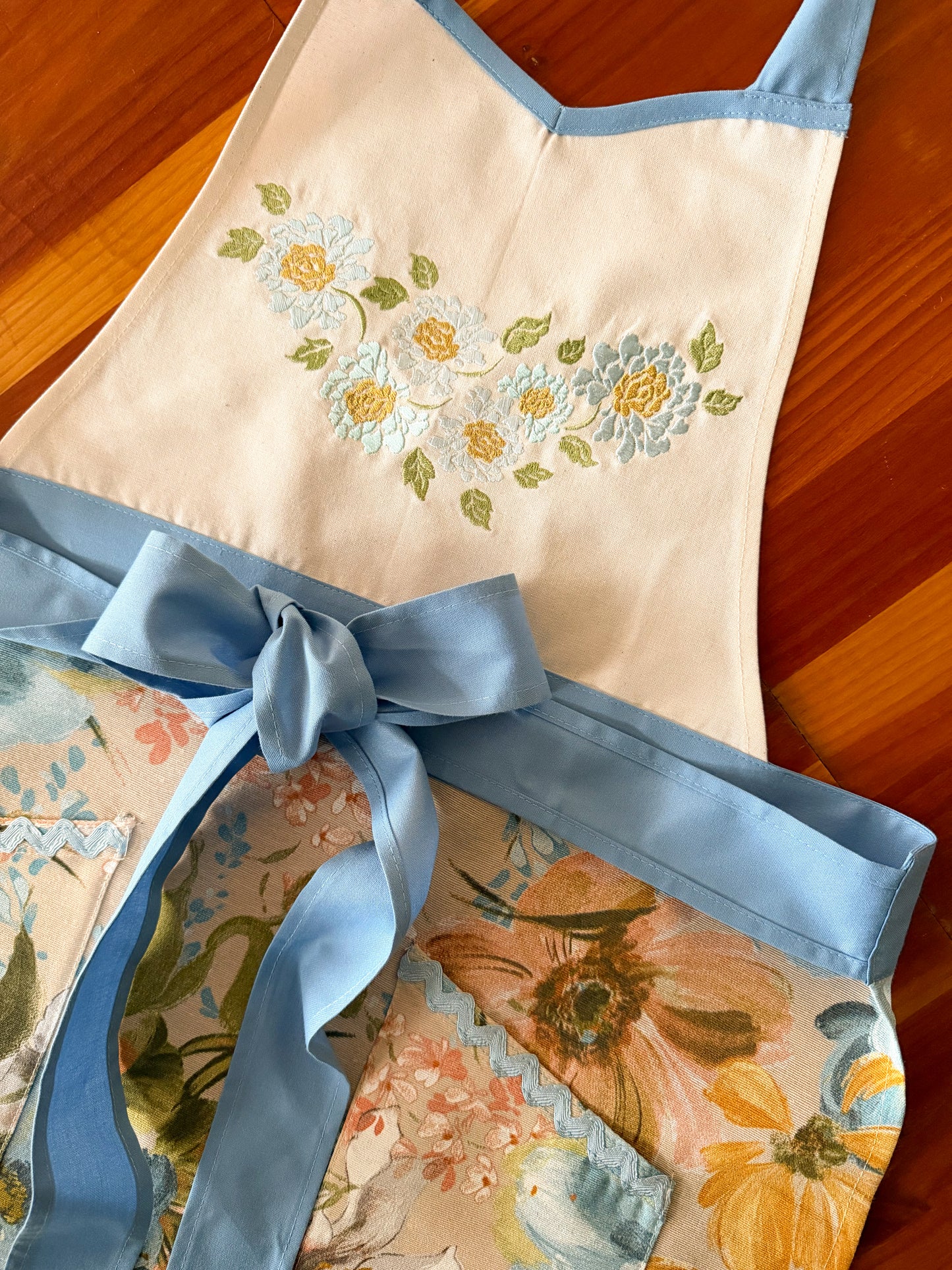 Delantal de cocina Victoria Acuarela Flores Celestes Bordado