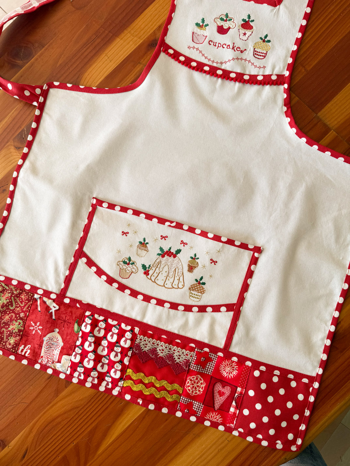 Delantal Navideño Patchwork Rojo bordado navideño Wawa Stage 8