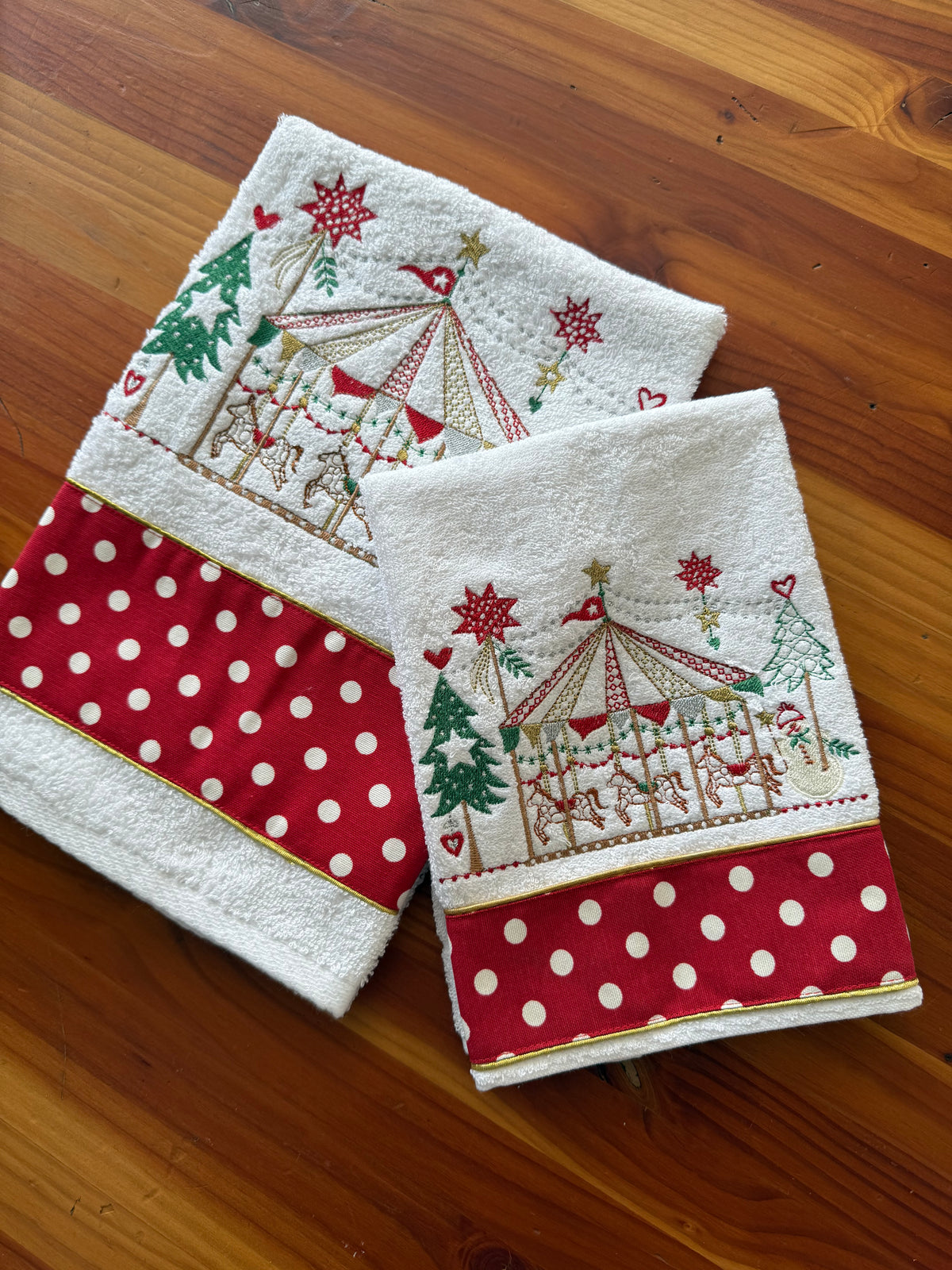 Toalla de Baño Navideña Roja con Puntos Blancos bordado navideño Wawa Stage 13