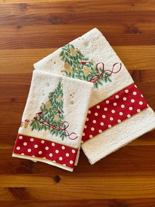 Toalla de Baño Navideña Roja con Puntos Blancos bordado navideño Wawa Stage 1