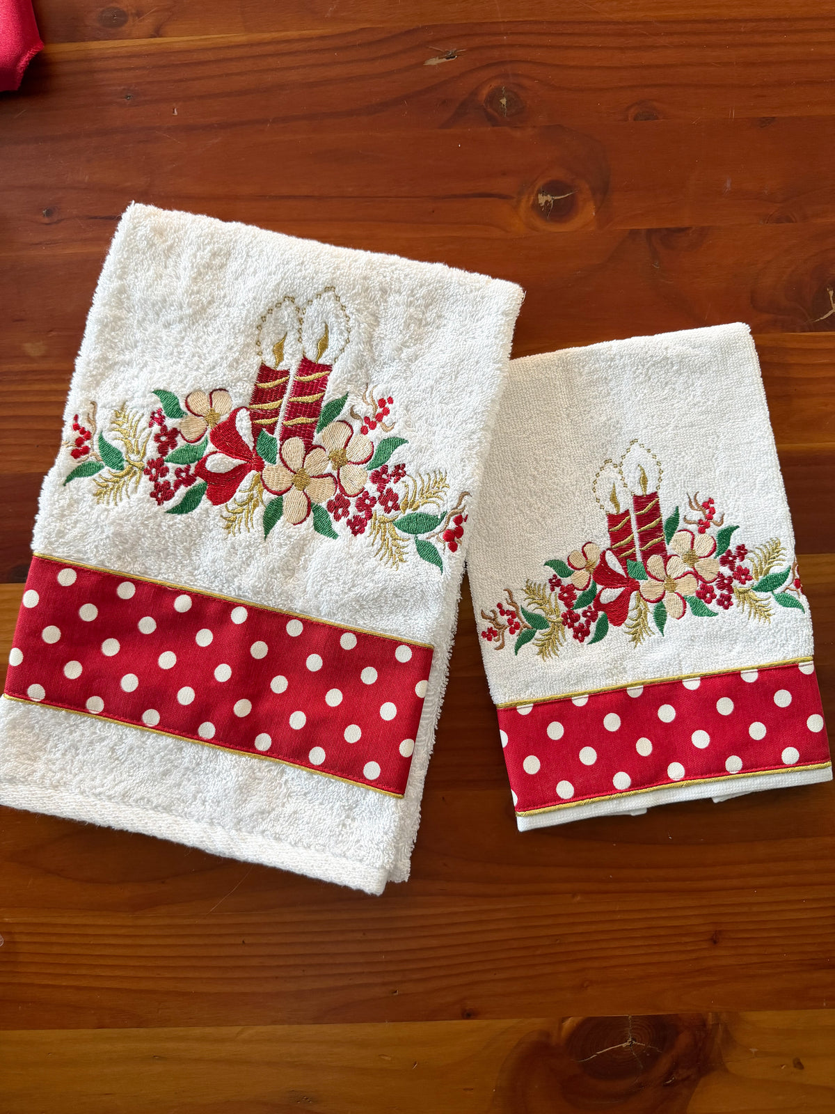 Toalla de Baño Navideña Roja con Puntos Blancos bordado navideño Wawa Stage 2