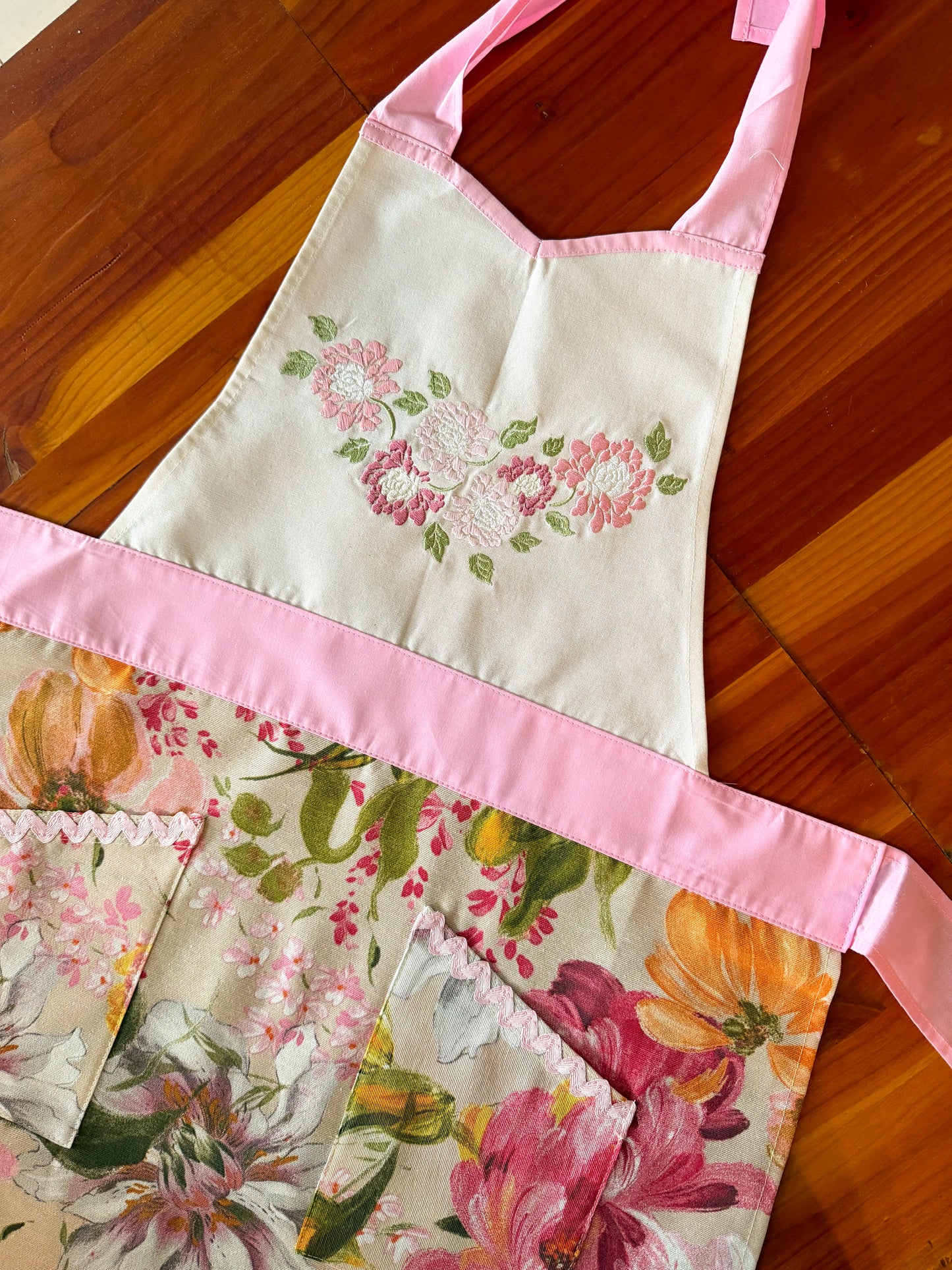 Delantal de cocina Victoria Acuarela Flores Rosadas Bordado