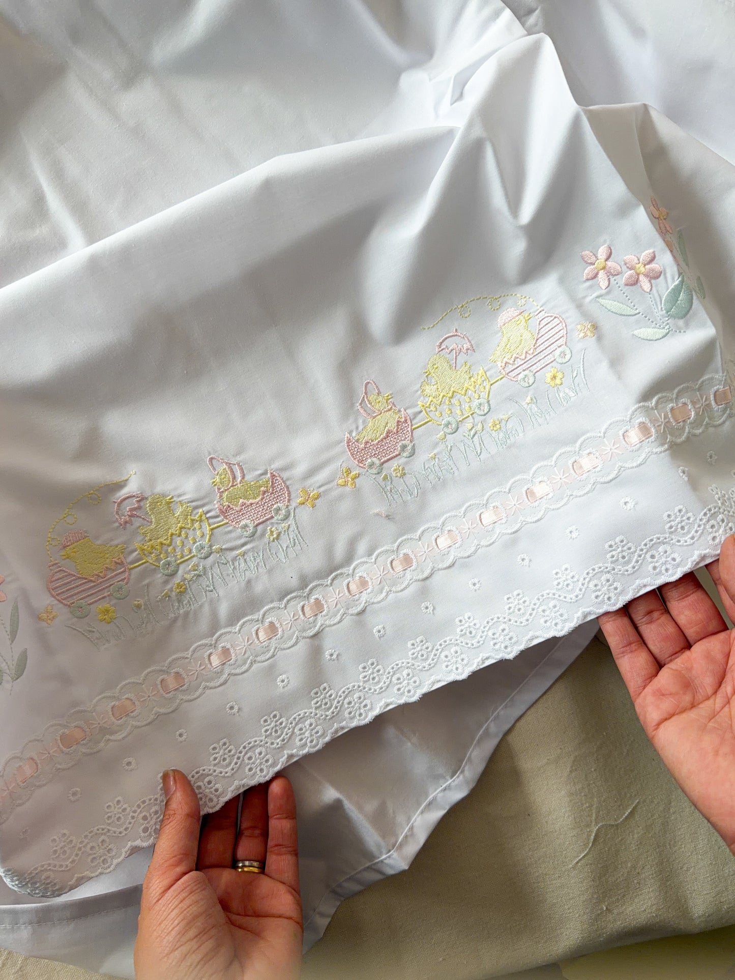 Sábanas bebe bordada pollitos en paseo broderie