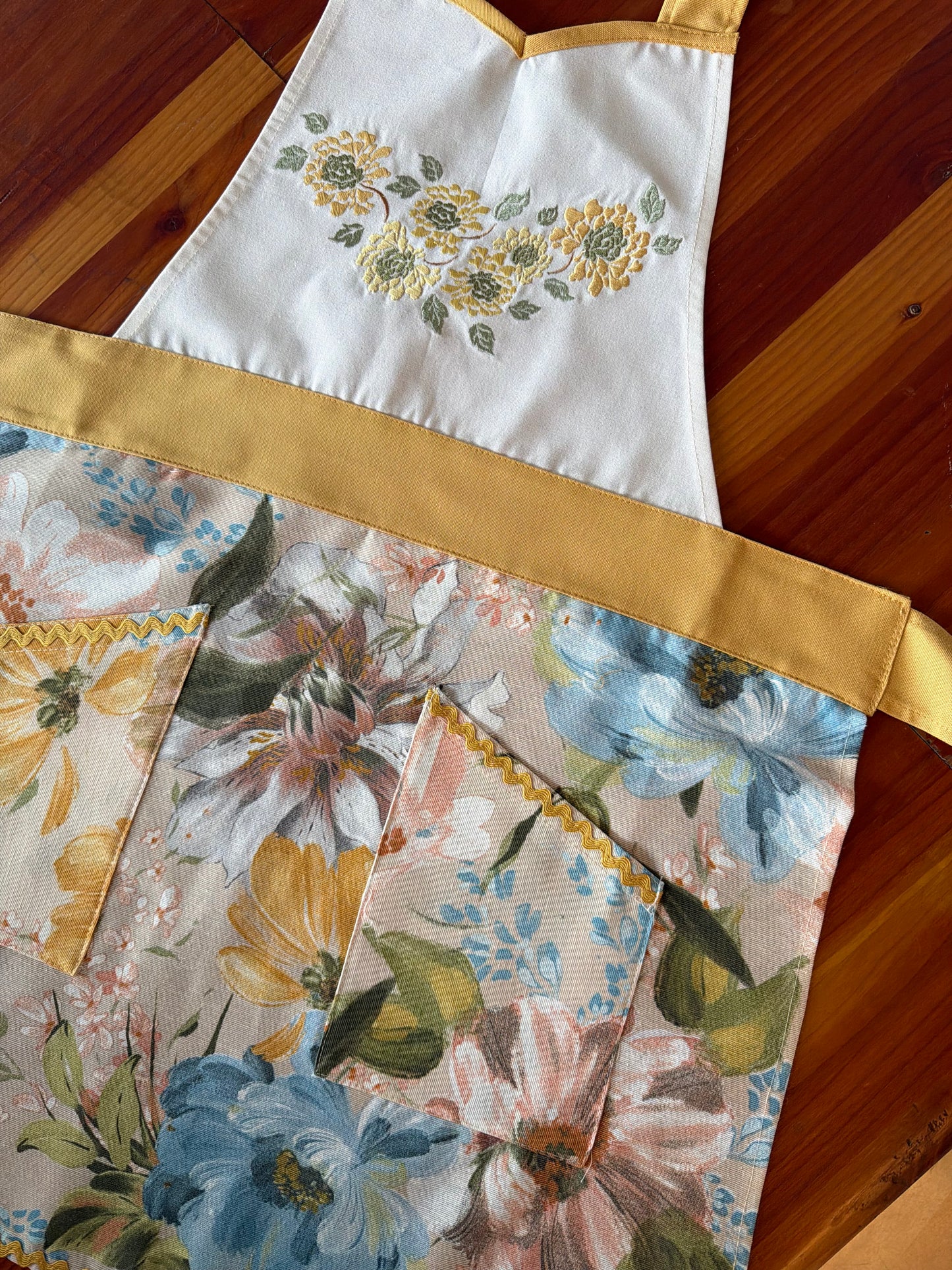 Delantal de cocina Victoria Acuarela Flores Celestes Bordado Mostaza