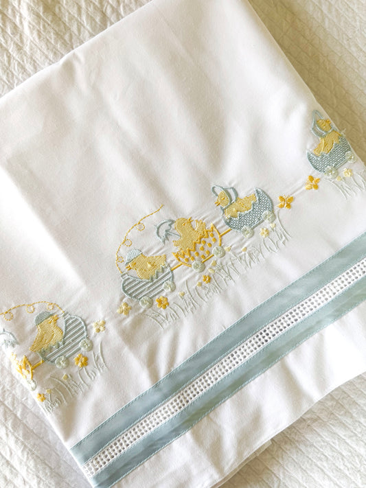 Sábanas de bebe bordada "pollitos en paseo" lineas.