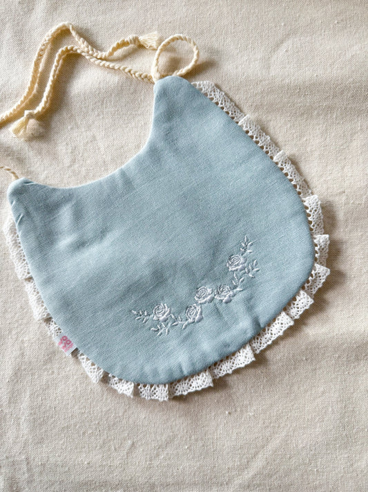 Babero bordado rositas delicadas celeste
